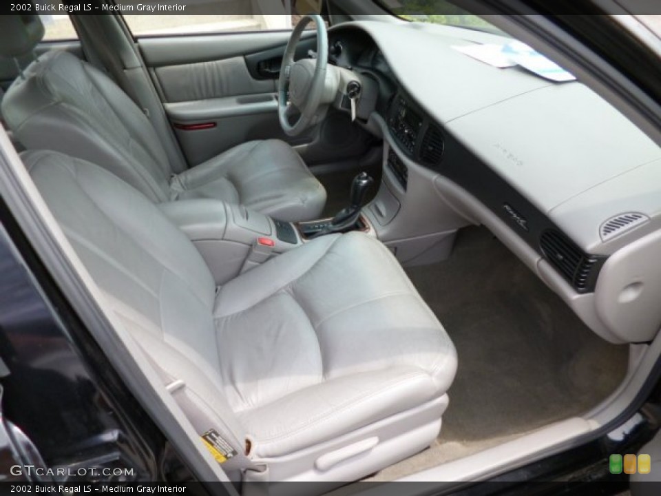 Medium Gray Interior Photo for the 2002 Buick Regal LS #82396738