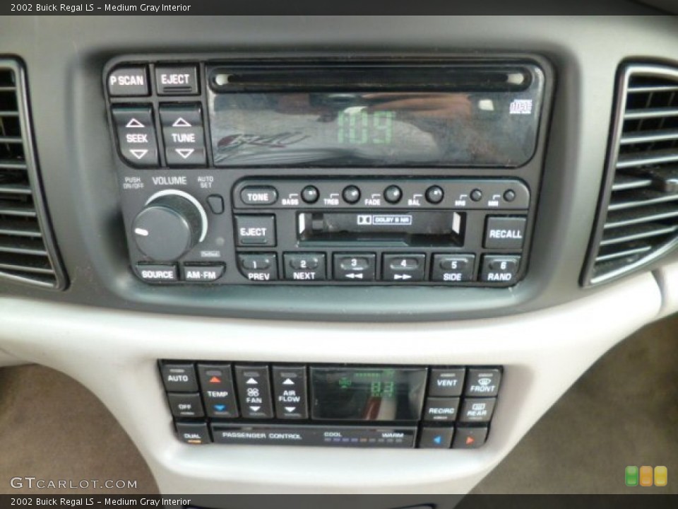 Medium Gray Interior Controls for the 2002 Buick Regal LS #82396920