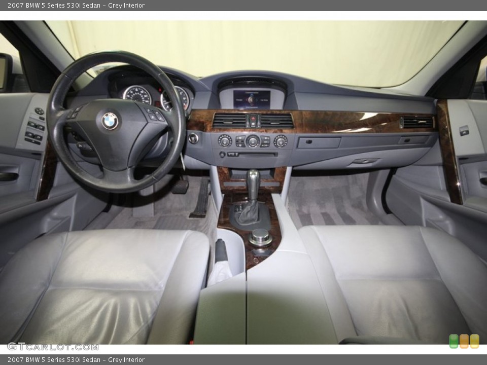 Grey Interior Dashboard for the 2007 BMW 5 Series 530i Sedan #82496482