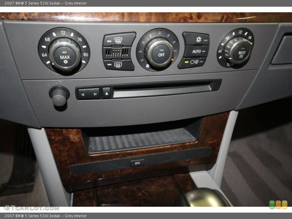 Grey Interior Controls for the 2007 BMW 5 Series 530i Sedan #82496789