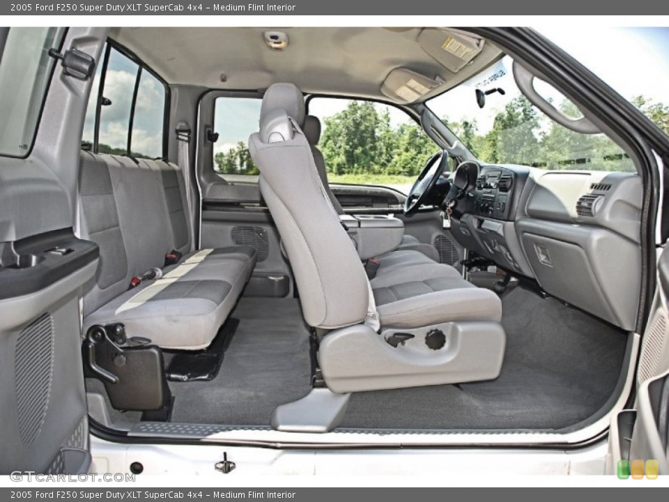 Medium Flint Interior Photo for the 2005 Ford F250 Super Duty XLT SuperCab 4x4 #82594036
