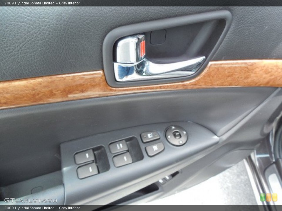 Gray Interior Controls for the 2009 Hyundai Sonata Limited #82633600