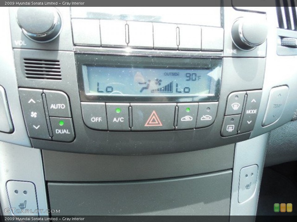 Gray Interior Controls for the 2009 Hyundai Sonata Limited #82633667