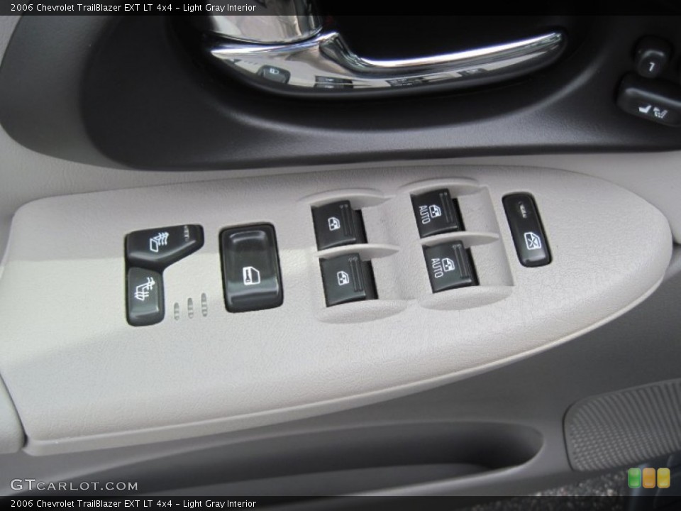 Light Gray Interior Controls for the 2006 Chevrolet TrailBlazer EXT LT 4x4 #82735668