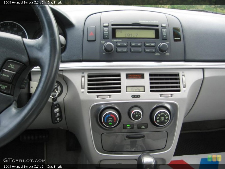 Gray Interior Controls for the 2008 Hyundai Sonata GLS V6 #82944943