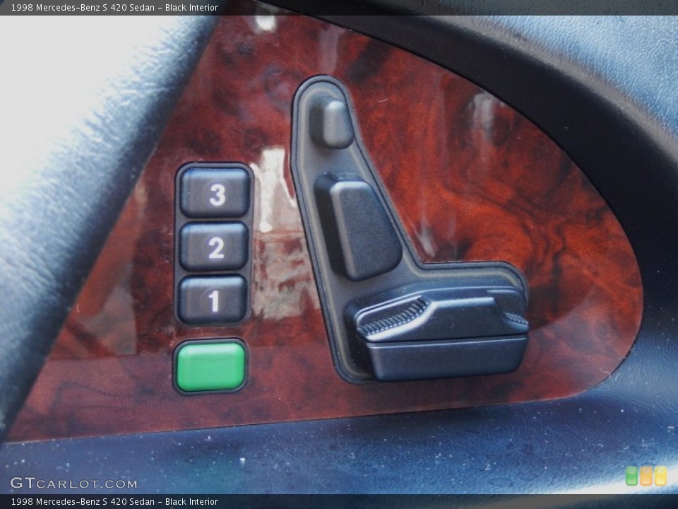 Black Interior Controls for the 1998 Mercedes-Benz S 420 Sedan #83295910