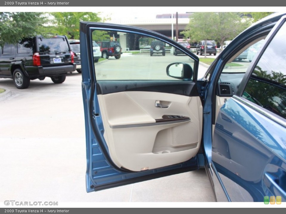 Ivory Interior Door Panel for the 2009 Toyota Venza I4 #83631592