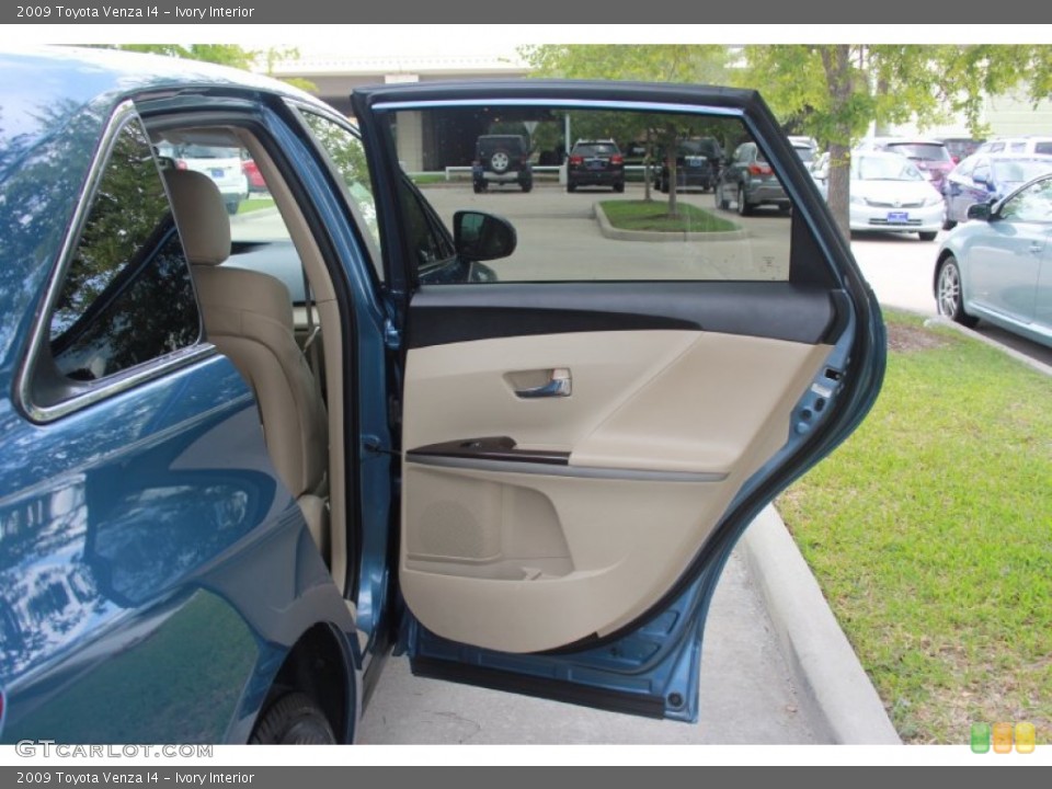Ivory Interior Door Panel for the 2009 Toyota Venza I4 #83631693