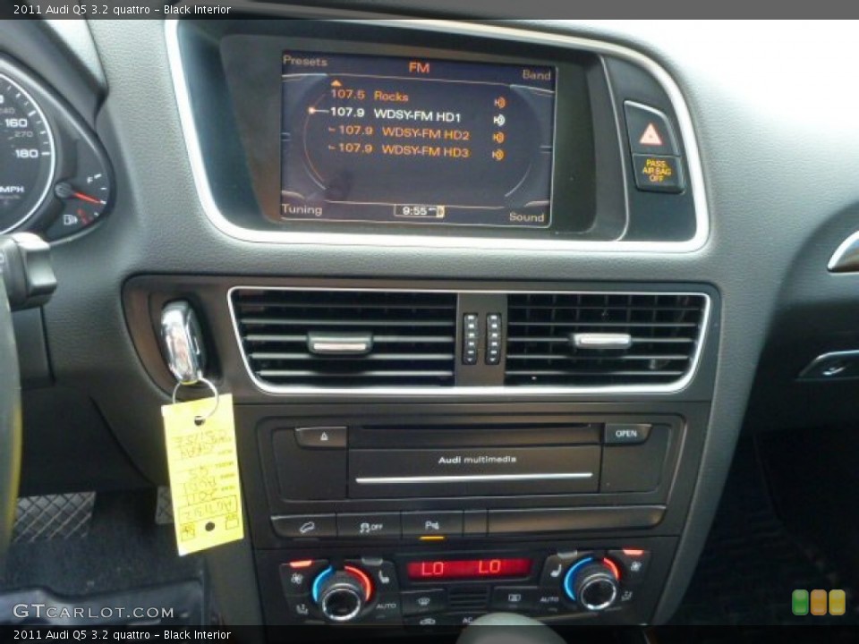 Black Interior Controls for the 2011 Audi Q5 3.2 quattro #83783554