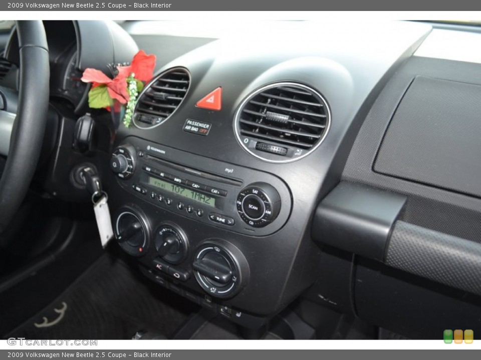 Black Interior Controls for the 2009 Volkswagen New Beetle 2.5 Coupe #83909506