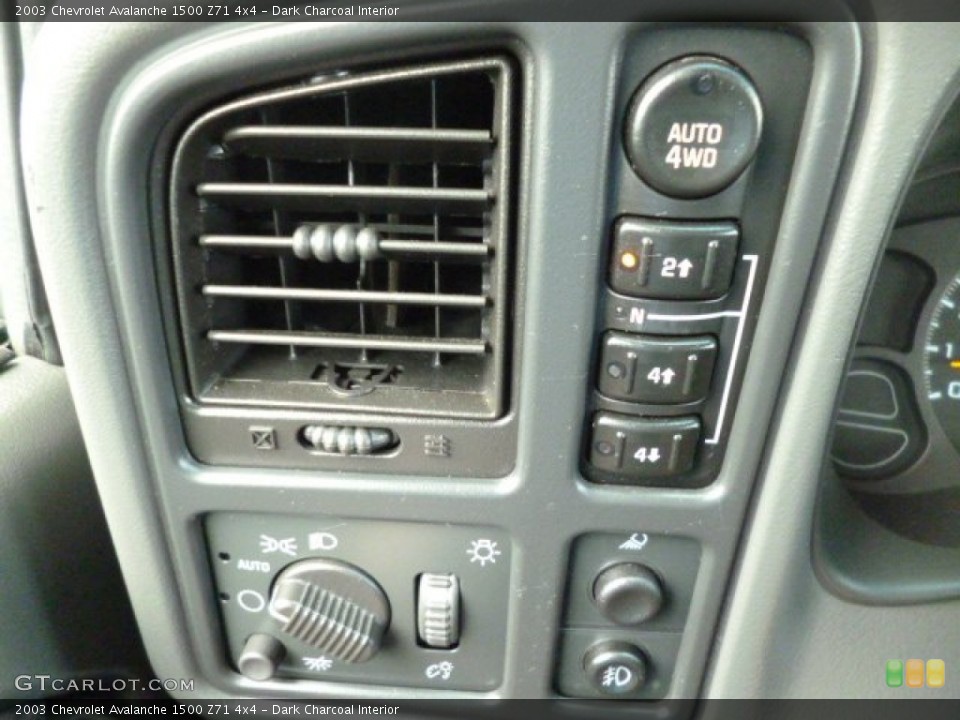 Dark Charcoal Interior Controls for the 2003 Chevrolet Avalanche 1500 Z71 4x4 #83971332