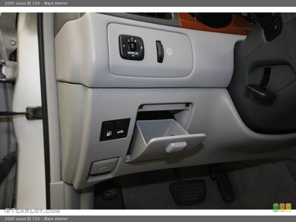 Black Interior Controls for the 2005 Lexus ES 330 #84084812