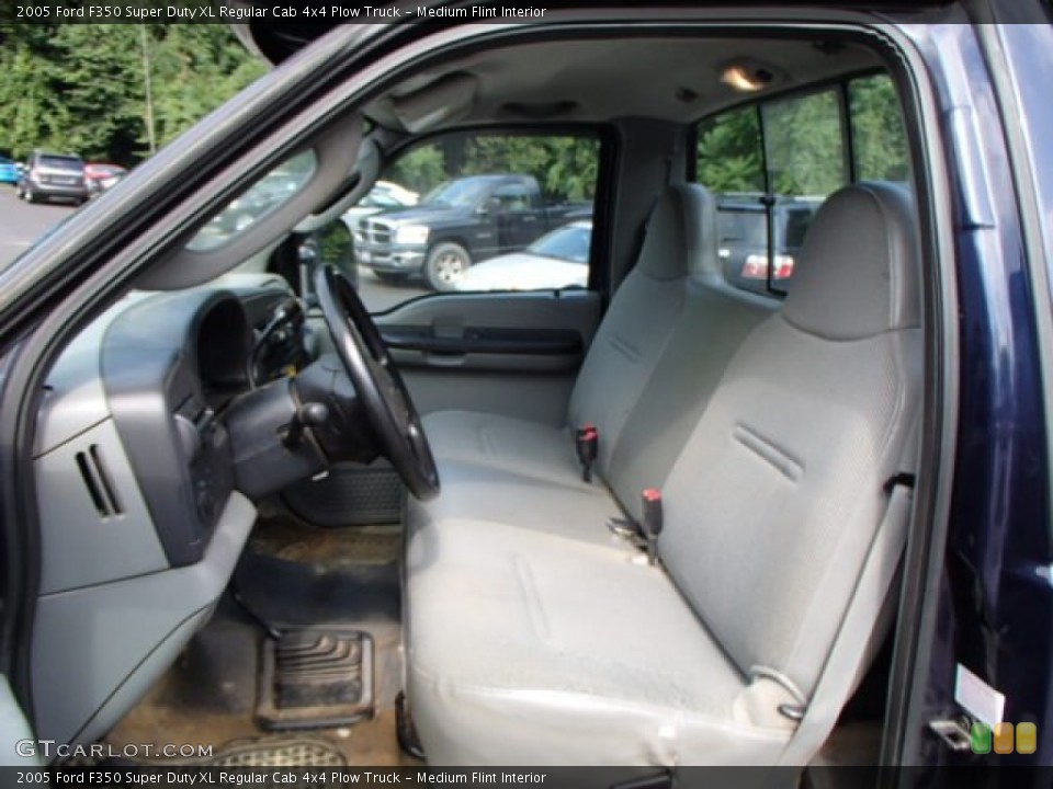Medium Flint Interior Photo for the 2005 Ford F350 Super Duty XL Regular Cab 4x4 Plow Truck #84110831