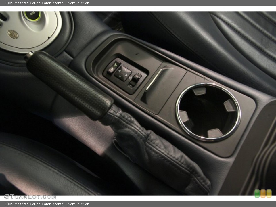 Nero Interior Controls for the 2005 Maserati Coupe Cambiocorsa #84350805