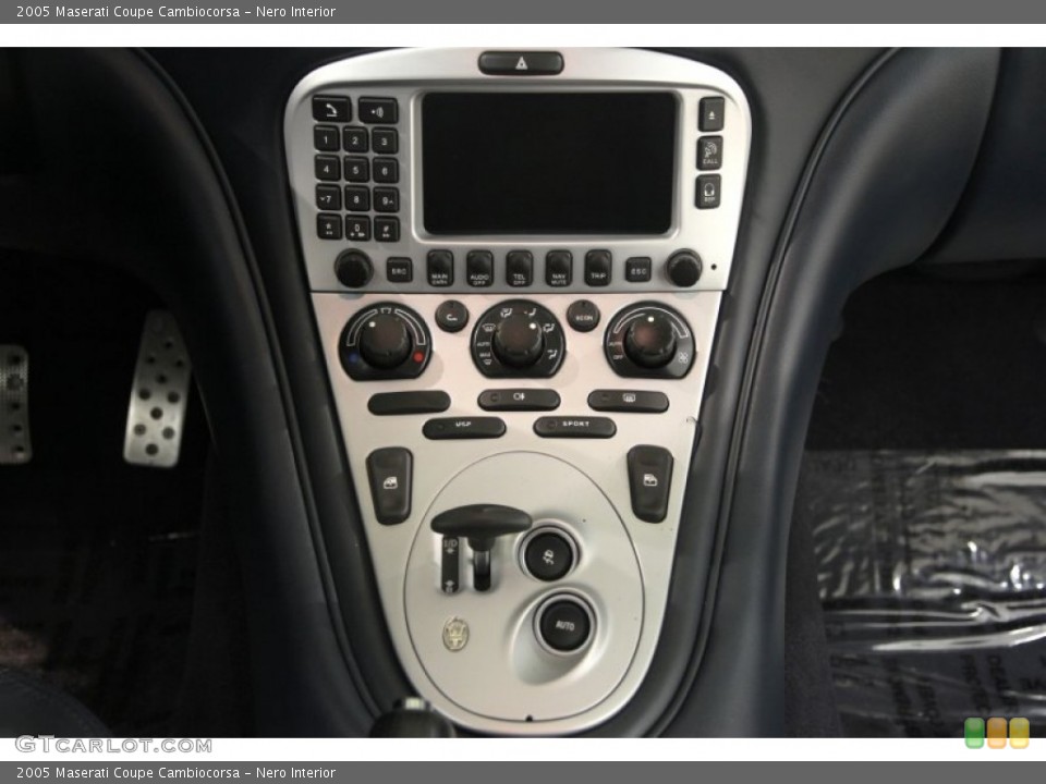 Nero Interior Controls for the 2005 Maserati Coupe Cambiocorsa #84350905