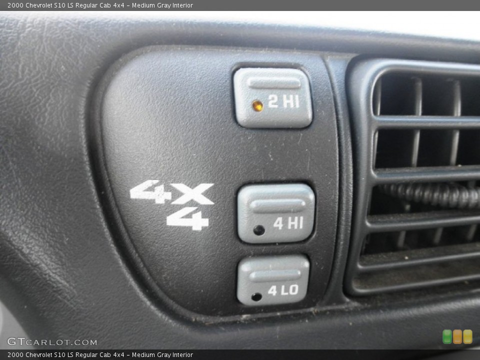 Medium Gray Interior Controls for the 2000 Chevrolet S10 LS Regular Cab 4x4 #84672968