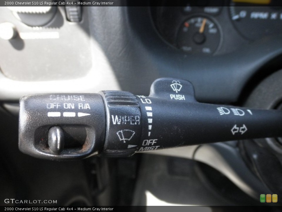 Medium Gray Interior Controls for the 2000 Chevrolet S10 LS Regular Cab 4x4 #84672993