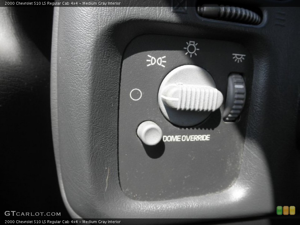 Medium Gray Interior Controls for the 2000 Chevrolet S10 LS Regular Cab 4x4 #84673067