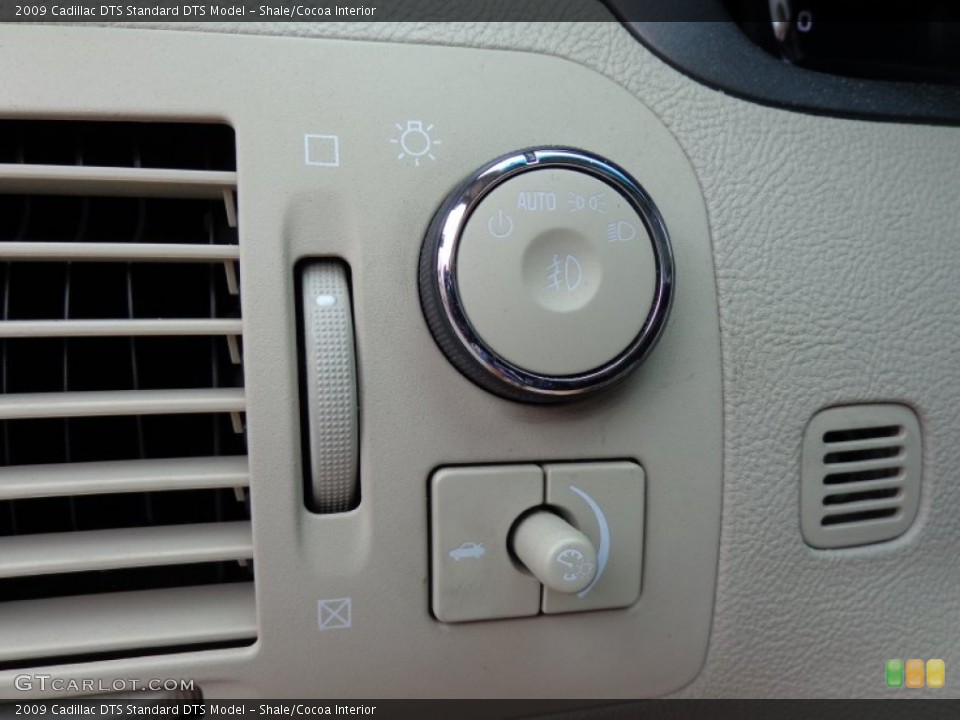 Shale/Cocoa Interior Controls for the 2009 Cadillac DTS  #84675488