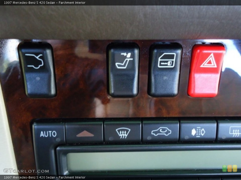 Parchment Interior Controls for the 1997 Mercedes-Benz S 420 Sedan #85157108