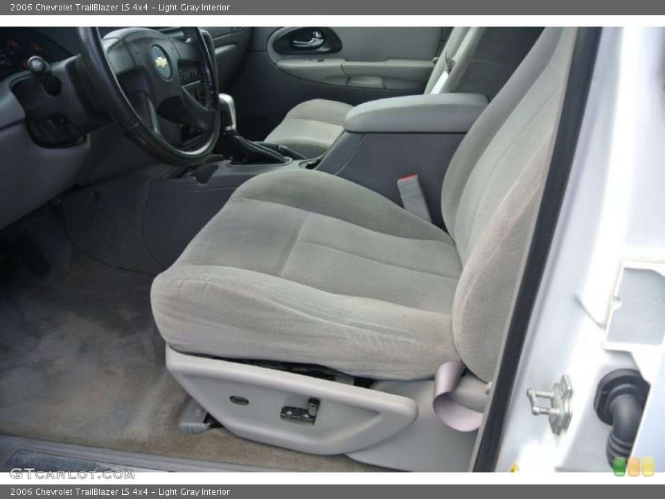 Light Gray Interior Photo for the 2006 Chevrolet TrailBlazer LS 4x4 #85283345