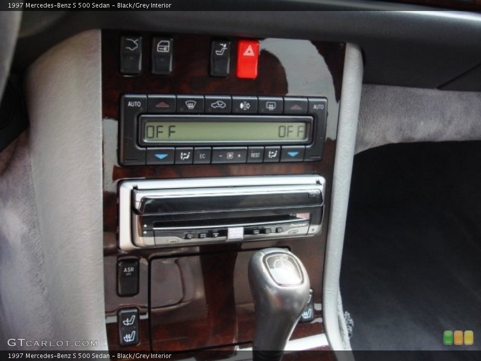Black/Grey Interior Controls for the 1997 Mercedes-Benz S 500 Sedan #85516229