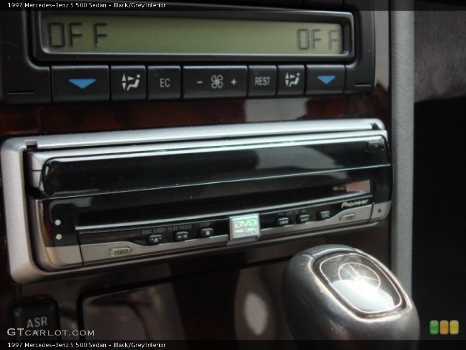 Black/Grey Interior Controls for the 1997 Mercedes-Benz S 500 Sedan #85516253