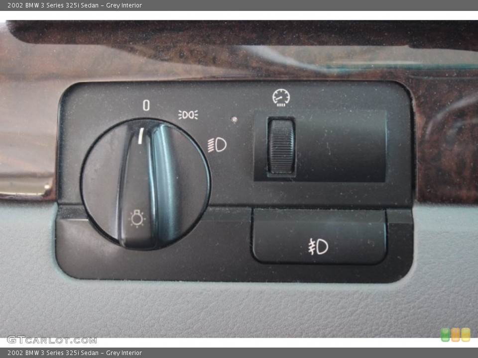 Grey Interior Controls for the 2002 BMW 3 Series 325i Sedan #85838956