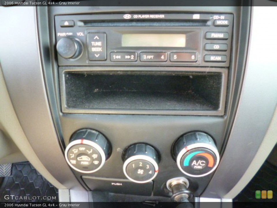 Gray Interior Controls for the 2006 Hyundai Tucson GL 4x4 #86009162