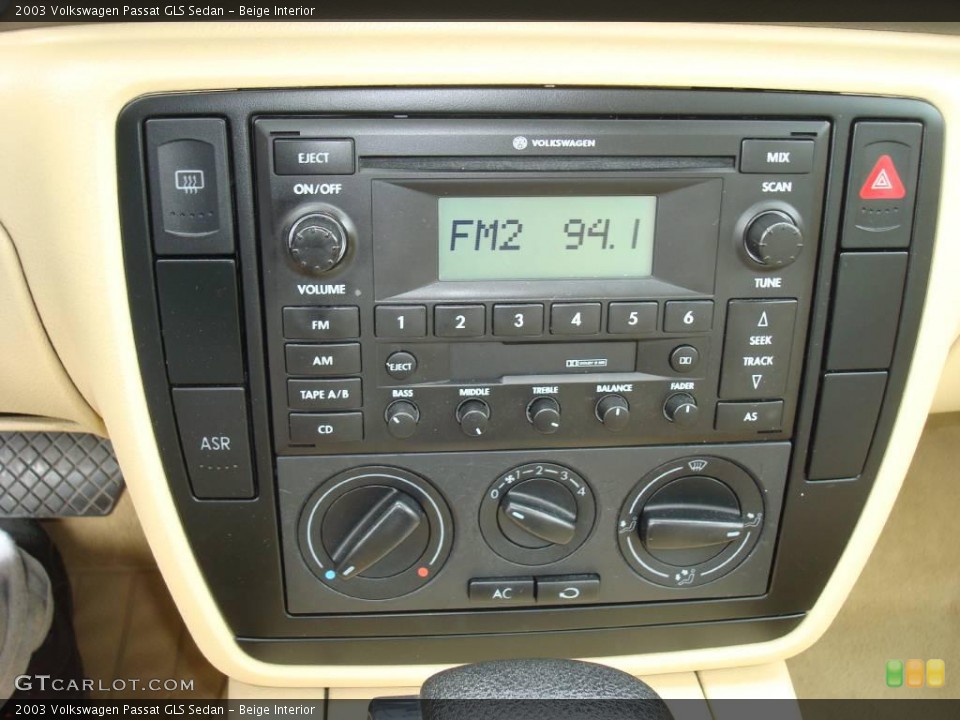 Beige Interior Controls for the 2003 Volkswagen Passat GLS Sedan #8601054