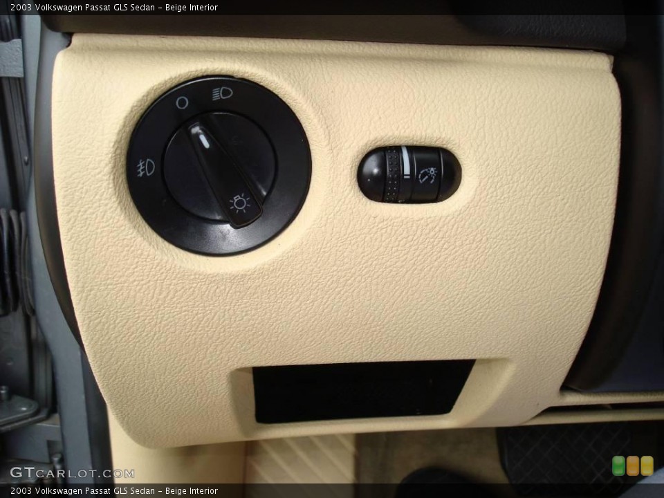 Beige Interior Controls for the 2003 Volkswagen Passat GLS Sedan #8601074