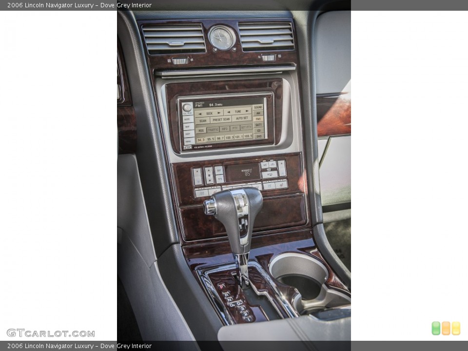 Dove Grey Interior Controls for the 2006 Lincoln Navigator Luxury #86127978