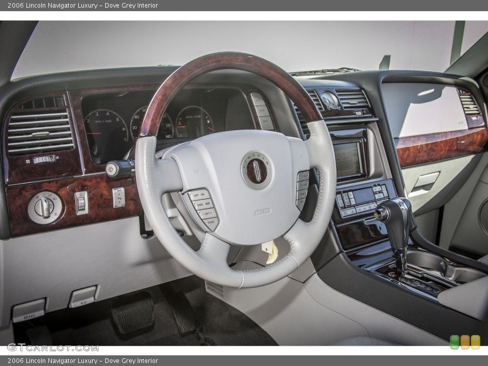 Dove Grey Interior Dashboard for the 2006 Lincoln Navigator Luxury #86128083