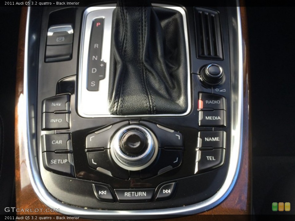 Black Interior Controls for the 2011 Audi Q5 3.2 quattro #86202701