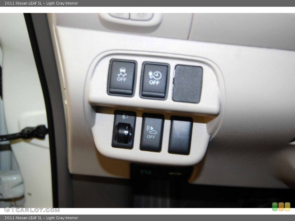 Light Gray Interior Controls for the 2011 Nissan LEAF SL #86360769
