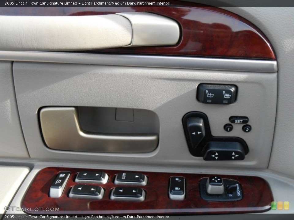 Light Parchment/Medium Dark Parchment Interior Controls for the 2005 Lincoln Town Car Signature Limited #86424208