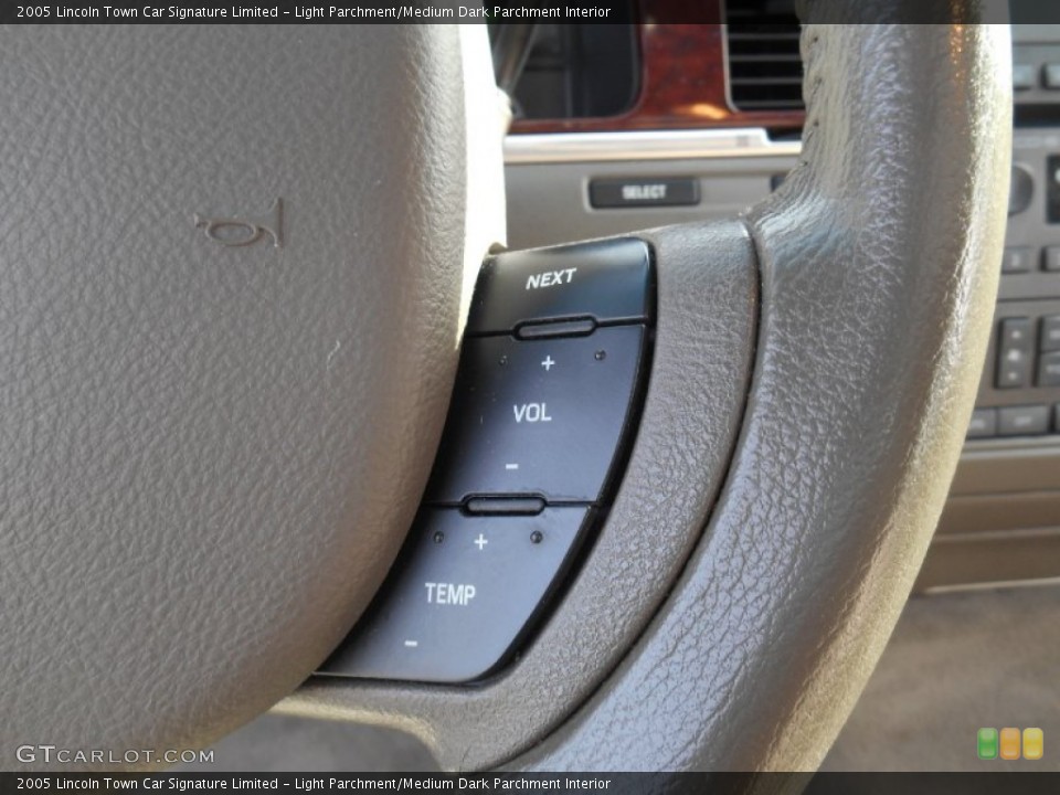 Light Parchment/Medium Dark Parchment Interior Controls for the 2005 Lincoln Town Car Signature Limited #86424350