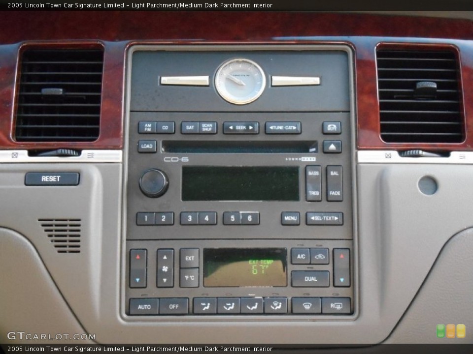 Light Parchment/Medium Dark Parchment Interior Controls for the 2005 Lincoln Town Car Signature Limited #86424392