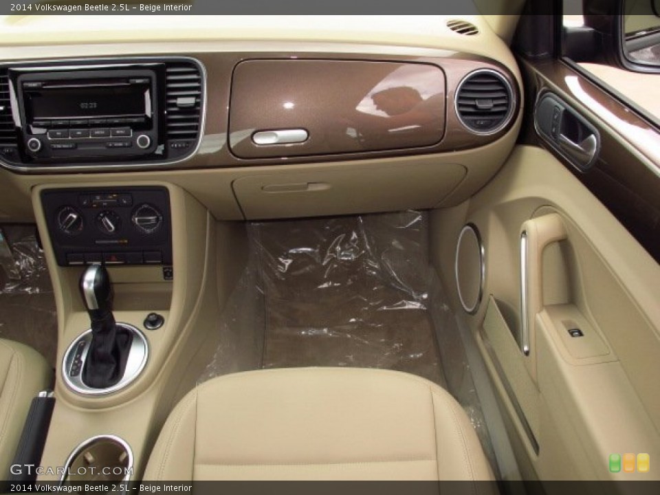 Beige Interior Dashboard for the 2014 Volkswagen Beetle 2.5L #86769759