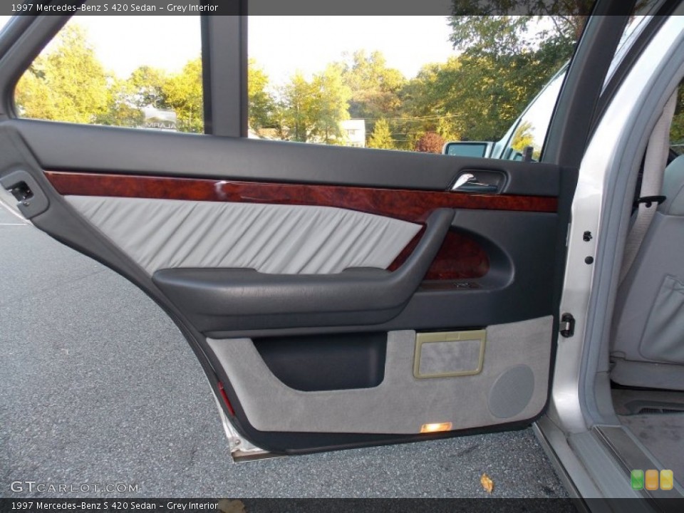 Grey Interior Door Panel for the 1997 Mercedes-Benz S 420 Sedan #86881383