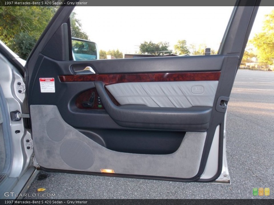 Grey Interior Door Panel for the 1997 Mercedes-Benz S 420 Sedan #86881536