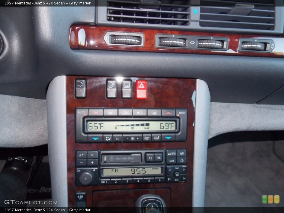 Grey Interior Controls for the 1997 Mercedes-Benz S 420 Sedan #86881812