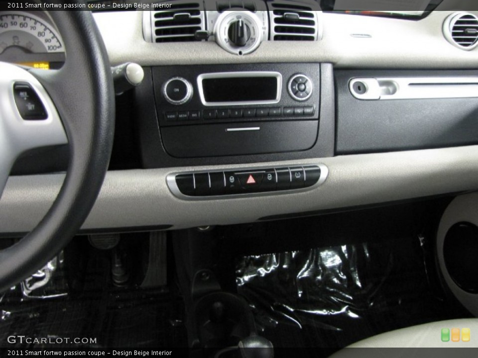 Design Beige Interior Controls for the 2011 Smart fortwo passion coupe #86930894