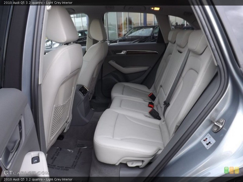 Light Grey Interior Rear Seat for the 2010 Audi Q5 3.2 quattro #87088392