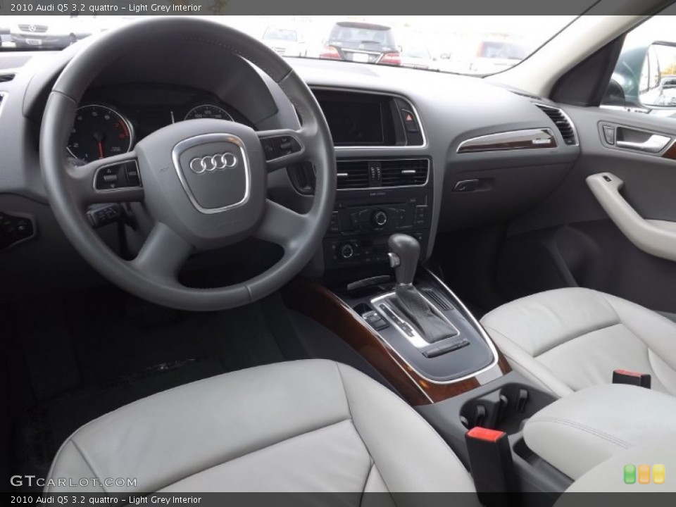Light Grey 2010 Audi Q5 Interiors