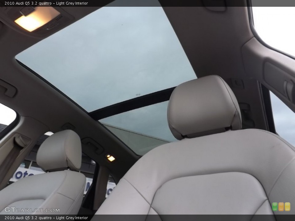 Light Grey Interior Sunroof for the 2010 Audi Q5 3.2 quattro #87088514