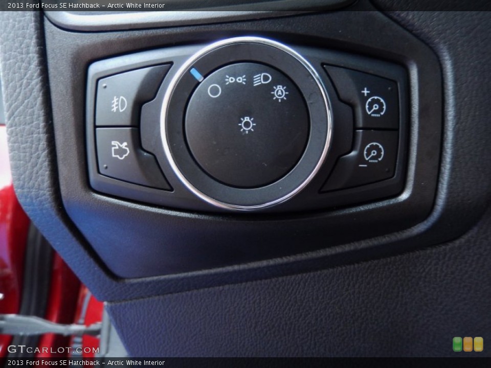 Arctic White Interior Controls for the 2013 Ford Focus SE Hatchback #87108927