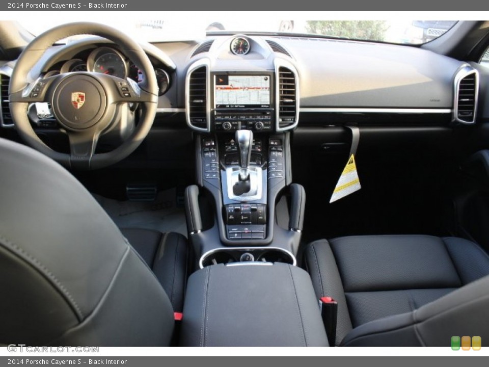 Black Interior Dashboard for the 2014 Porsche Cayenne S #87115008