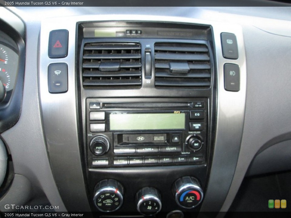 Gray Interior Controls for the 2005 Hyundai Tucson GLS V6 #87233754