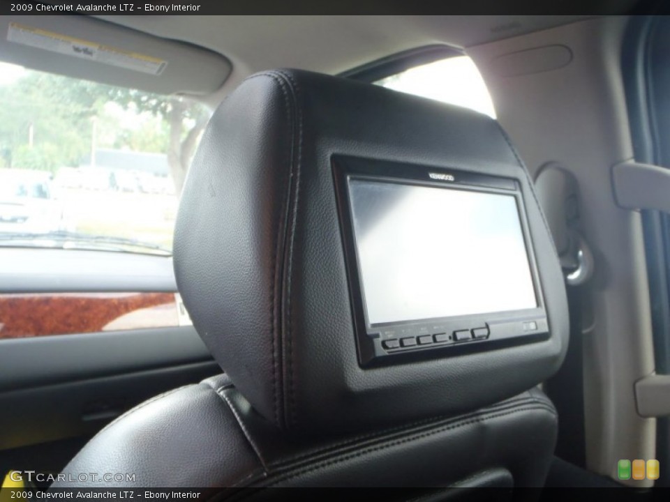 Ebony Interior Entertainment System for the 2009 Chevrolet Avalanche LTZ #87314662